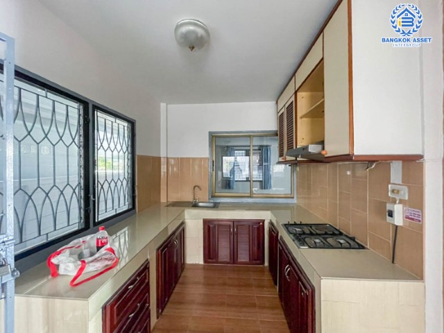 *****บ้านเดี่ยวมือสองย่านนนทบุรี ม. ศราวัณวิลล์ แจ้งวัฒนะ บนเนื้อที่ 54 ตร.ว. ฟังก์ชัน 4 ห้องนอน 3 ห้องน้ำ 3 ที่จอดรถ บ้านรีโนเวทใหม่ สภาพสวยพร้อมอยู่ แถมเครื่องปรับอากาศ บนทำเลเชื่อมต่อทุกการเดินทาง ใกล้รถไฟฟ้าสายสีชมพู "สถานีแจ้งวัฒนะ-ปากเกร็ด" และทางด่วน "ศรีรัช"